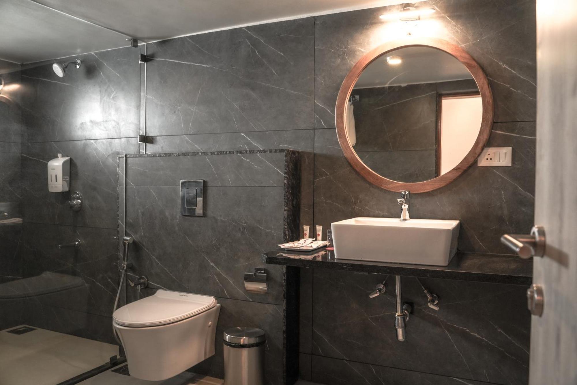 Ariena By Spree Hotels Goa Morjim Bagian luar foto